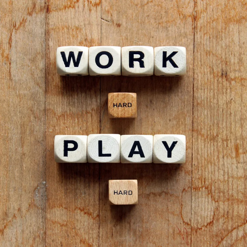 „Work hard, play hard” brzmi ciekawie.