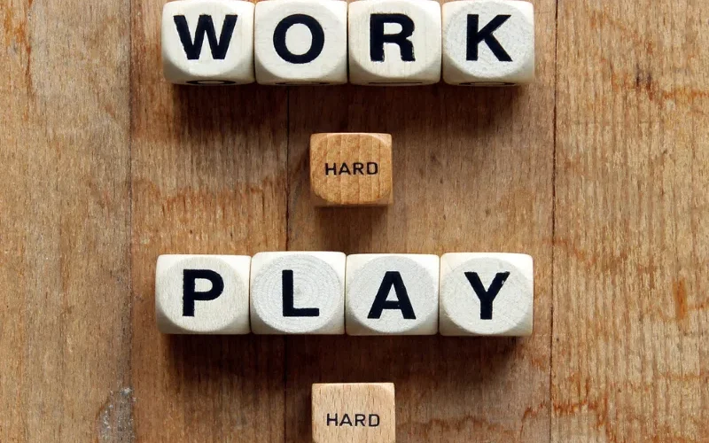 „Work hard, play hard” brzmi ciekawie.